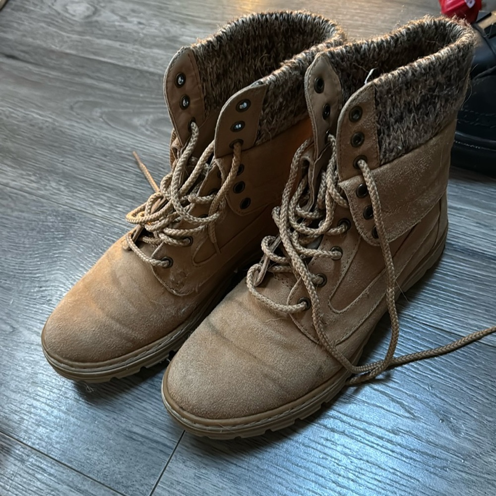 Fall boots - cliffs